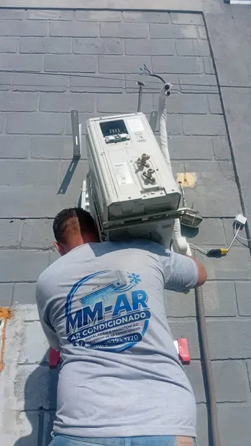 Técnico da MM-AR trabalhando na instalação de ar-condicionado