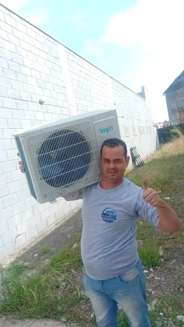 Técnico da MM-AR trabalhando na instalação de ar-condicionado