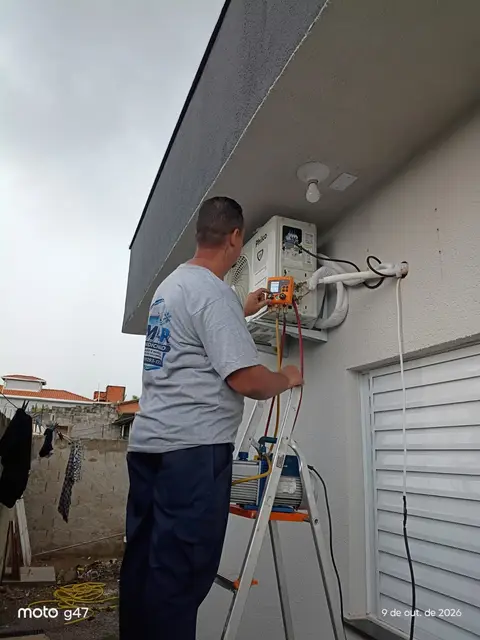 Técnico da MM-AR trabalhando na instalação de ar-condicionado