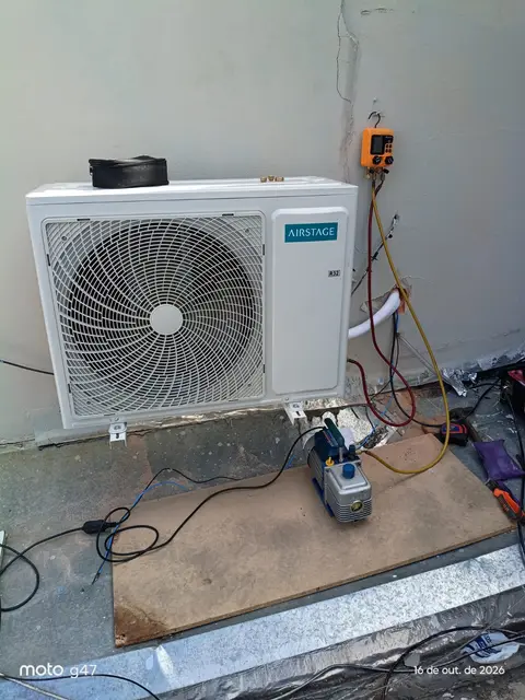 Técnico da MM-AR trabalhando na instalação de ar-condicionado