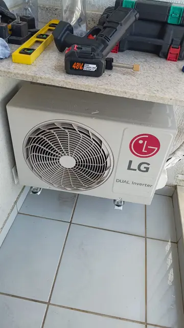 Unidade externa de ar-condicionado instalada pela MM-AR