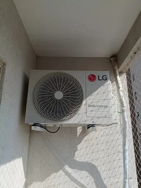 Unidade externa de ar-condicionado instalada pela MM-AR