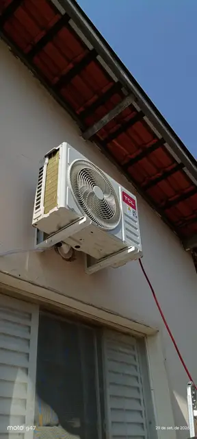 Unidade externa de ar-condicionado instalada pela MM-AR