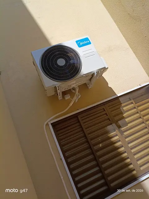 Unidade externa de ar-condicionado instalada pela MM-AR