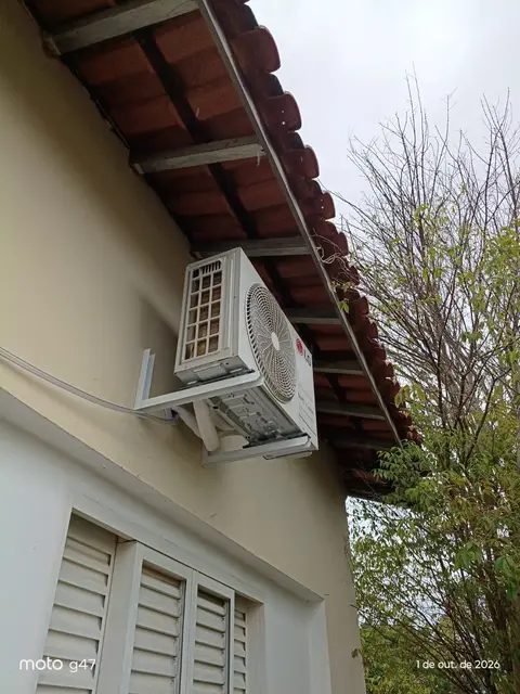 Unidade externa de ar-condicionado instalada pela MM-AR