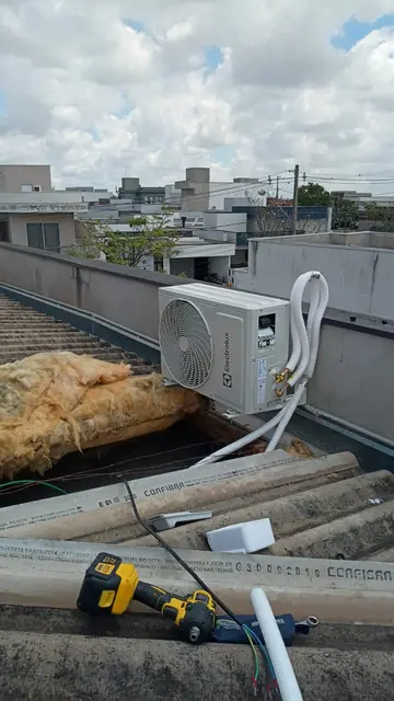 Unidade externa de ar-condicionado instalada pela MM-AR