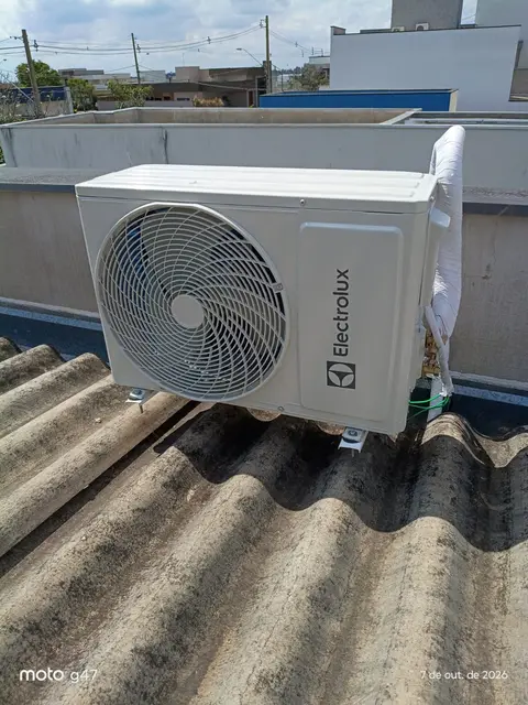 Unidade externa de ar-condicionado instalada pela MM-AR