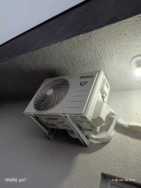 Unidade externa de ar-condicionado instalada pela MM-AR