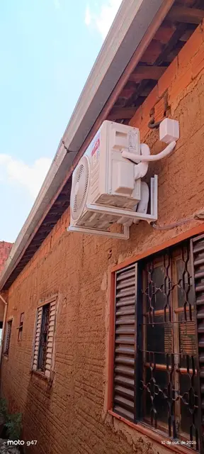Unidade externa de ar-condicionado instalada pela MM-AR