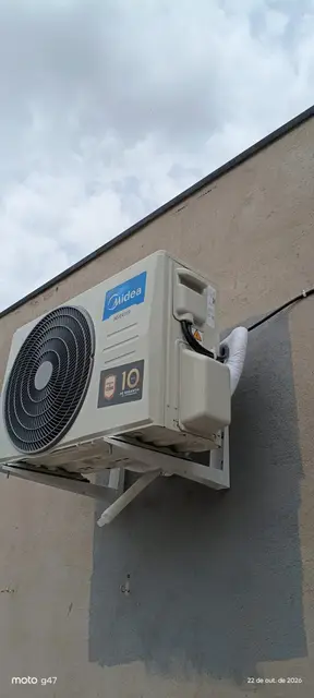 Unidade externa de ar-condicionado instalada pela MM-AR